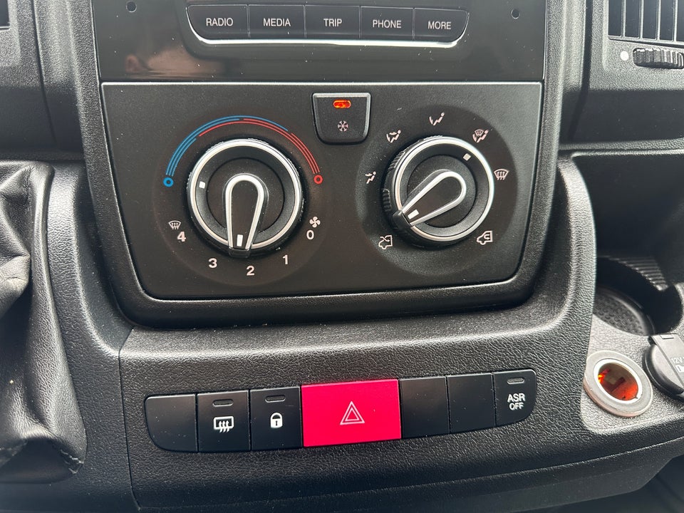 Peugeot Boxer 335 2,0 BlueHDi 130 L2H2 Premium