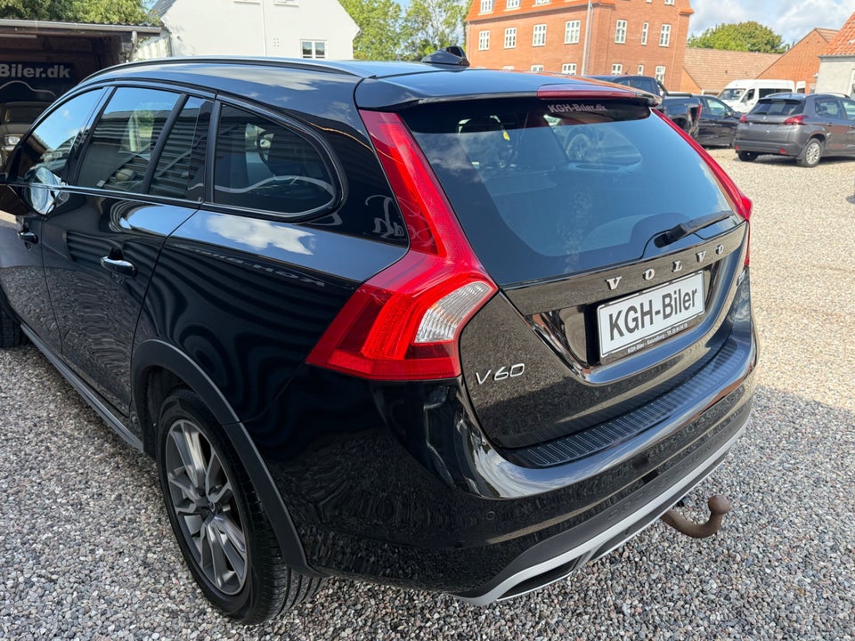 Volvo V60 CC 2,0 D3 150 Summum aut. 5d