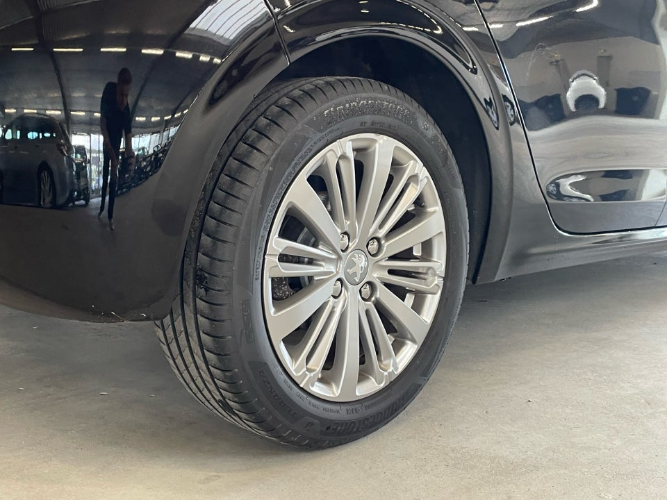 Peugeot 208 1,5 BlueHDi 100 Allure Sky 5d