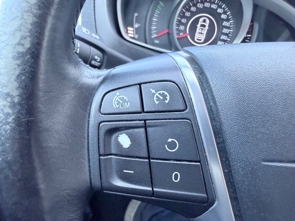 Volvo V40 CC 1,6 D2 115 Momentum 5d