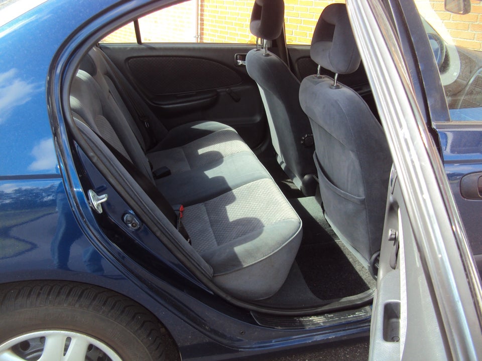 Toyota Avensis 1,8 VVT-i Natura 4d
