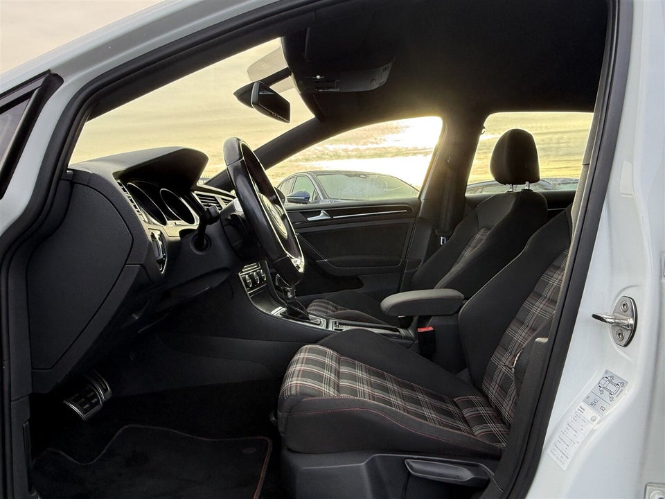 VW Golf VII 2,0 GTi DSG BMT 5d