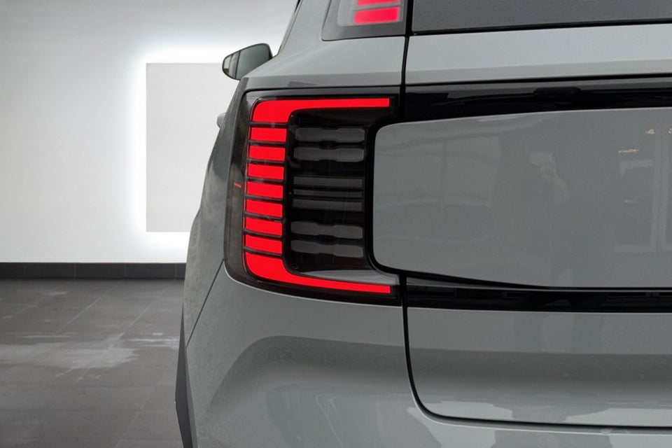 Volvo EX30 Extended Range Plus 5d