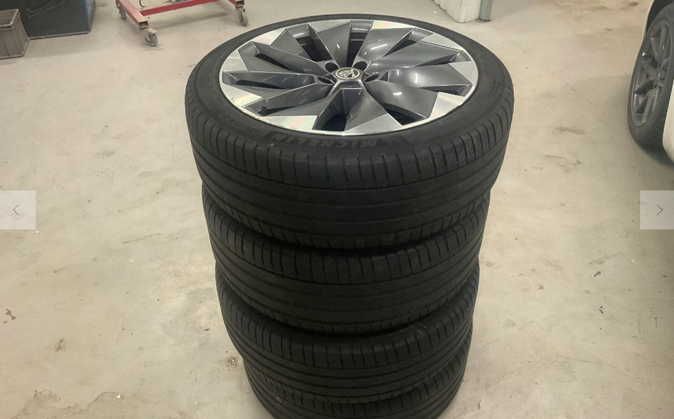 Skoda Enyaq 80 iV Plus ecoSuite 5d