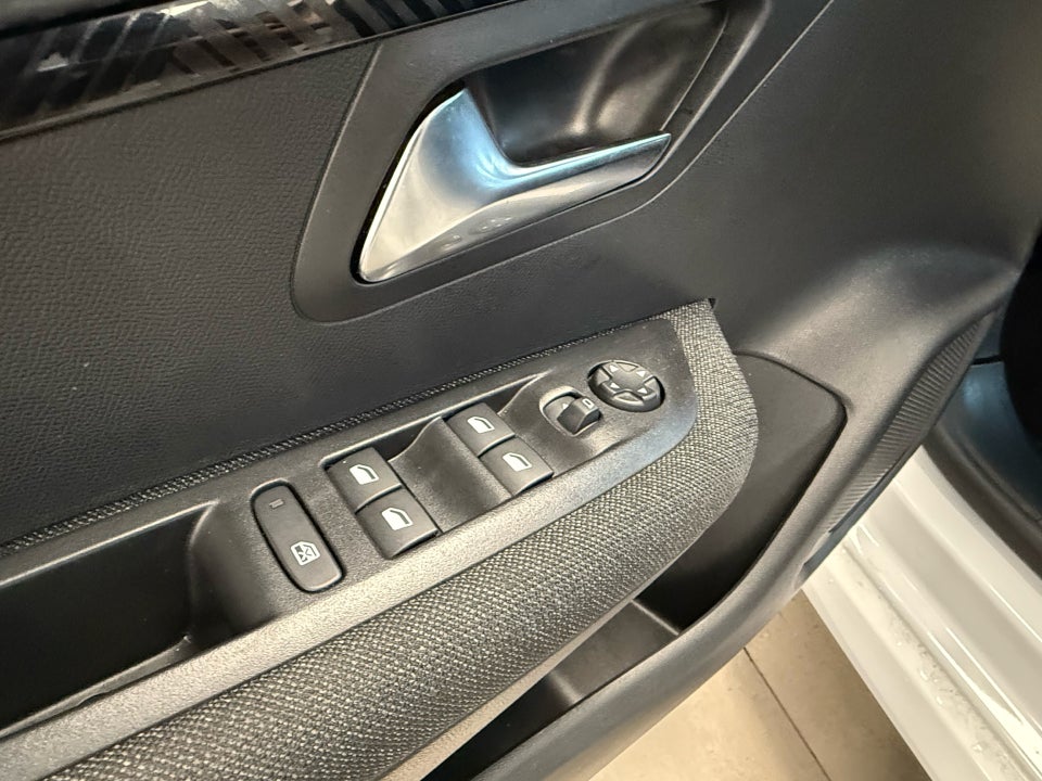 Peugeot e-208 50 Style 5d