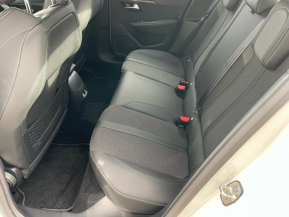 Peugeot e-208 50 GT 5d