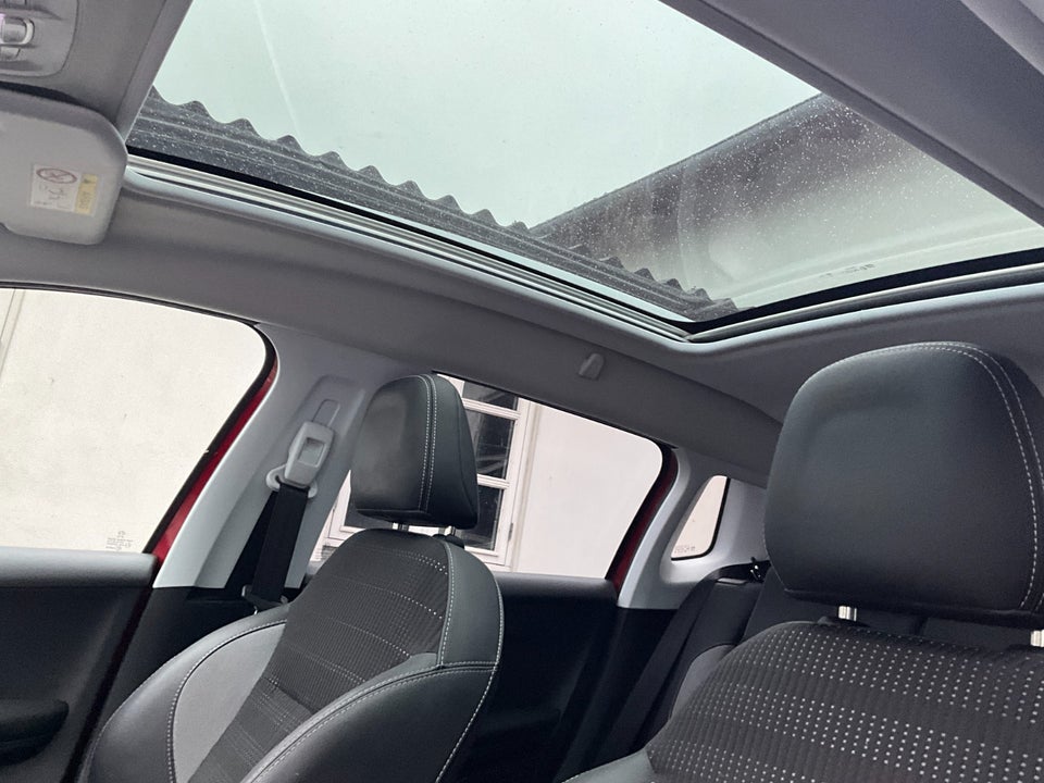 Peugeot 2008 1,2 e-THP 110 Selection Sky 5d