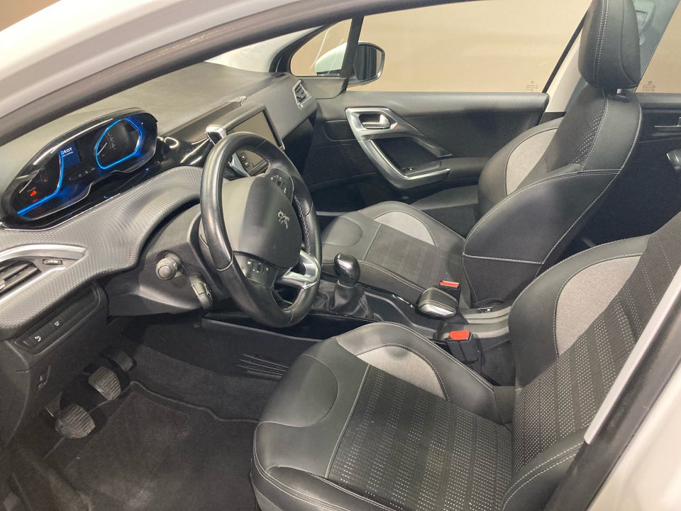 Peugeot 2008 1,2 e-THP 110 Selection Sky 5d