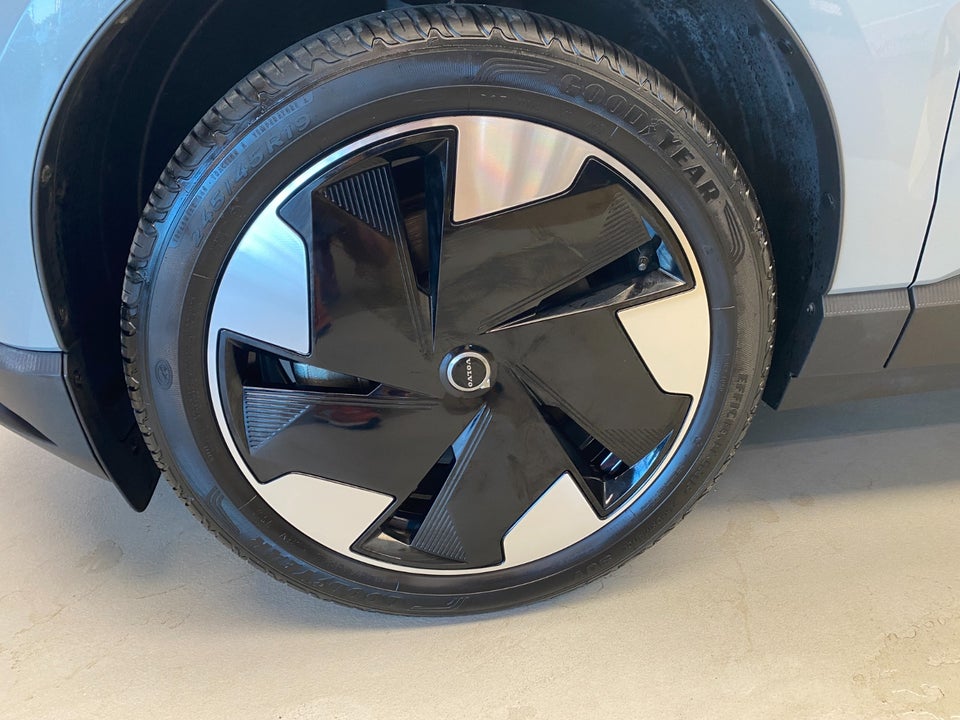 Volvo EX30 Extended Range Plus 5d