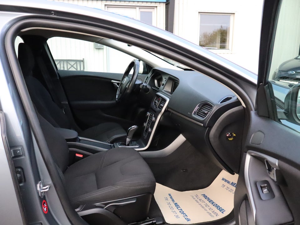 Volvo V40 2,0 D2 120 Momentum Eco 5d