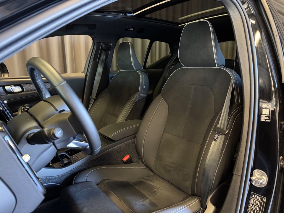 Volvo EX40 Extended Range Black Edition Excess 5d