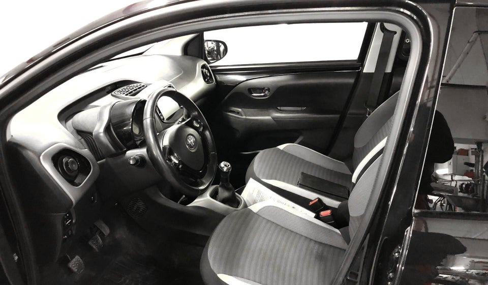 Toyota Aygo 1,0 VVT-i x-press 5d