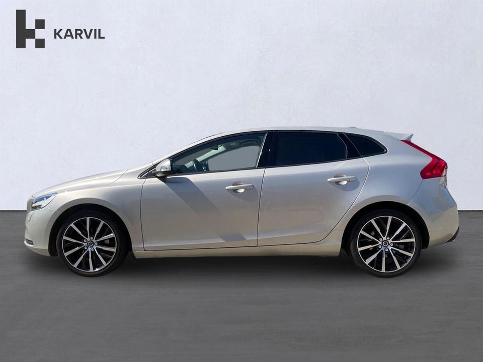 Volvo V40 2,0 T3 152 Momentum 5d