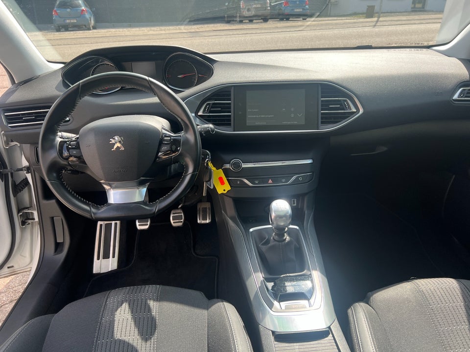 Peugeot 308 1,5 BlueHDi 130 Allure Sky 5d