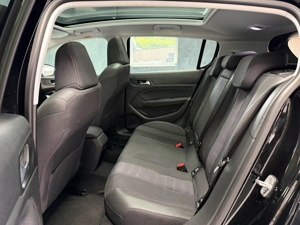Peugeot 308 1,5 BlueHDi 130 Allure Sky 5d