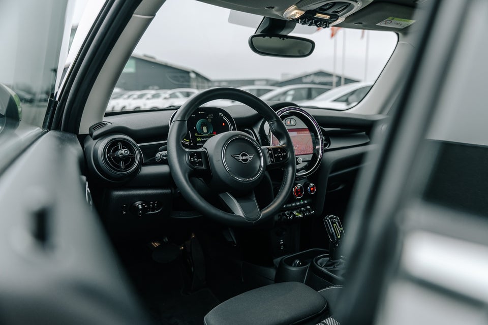 MINI Cooper SE Essential 3d