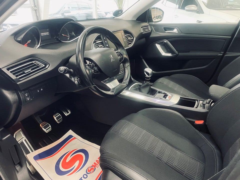 Peugeot 308 1,2 PureTech 130 Allure Sky 5d