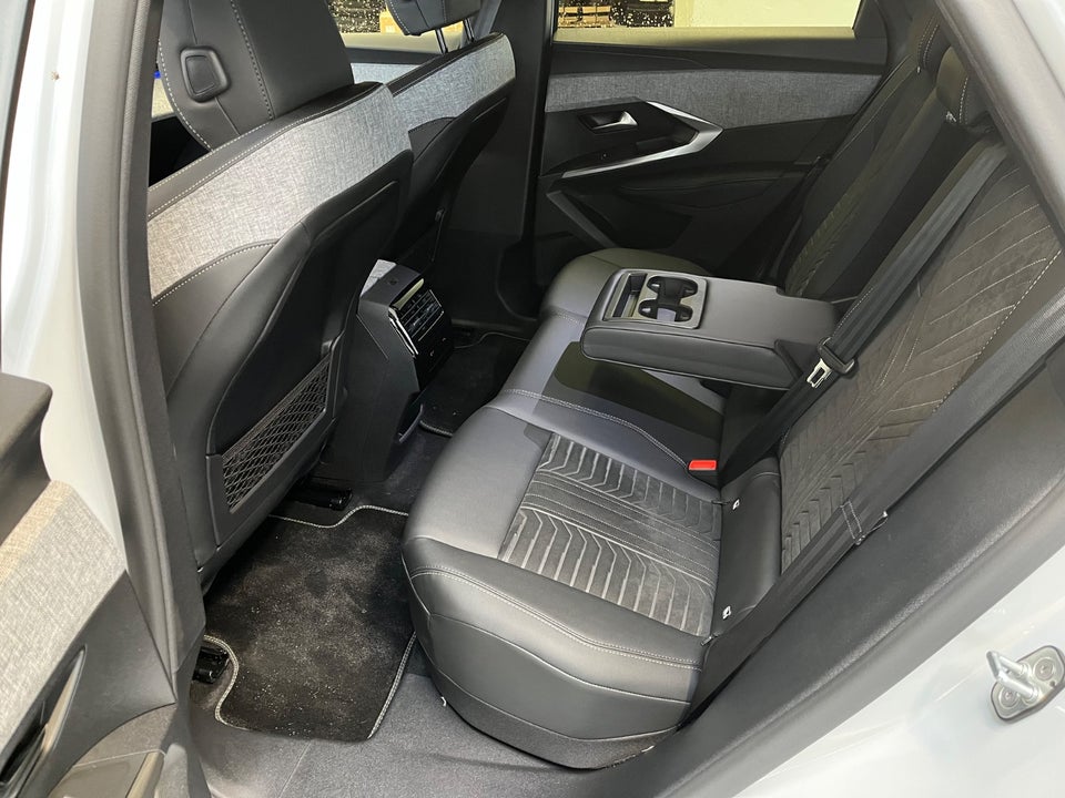 Peugeot e-3008 77 GT Pack 5d