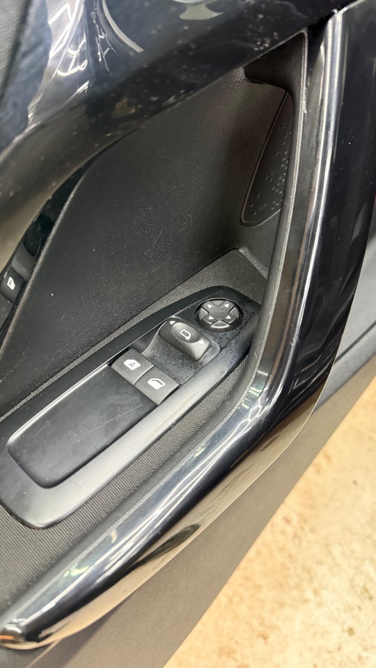 Peugeot 208 1,2 VTi Allure Sky 5d