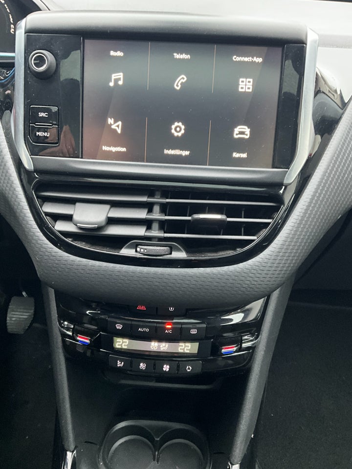 Peugeot 2008 1,2 e-THP 110 Selection Sky 5d