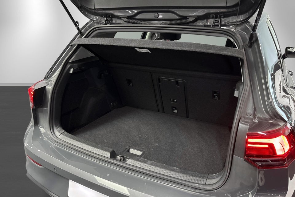 VW Golf VIII 1,5 eTSi 130 Life 75 Years Edition DSG 5d