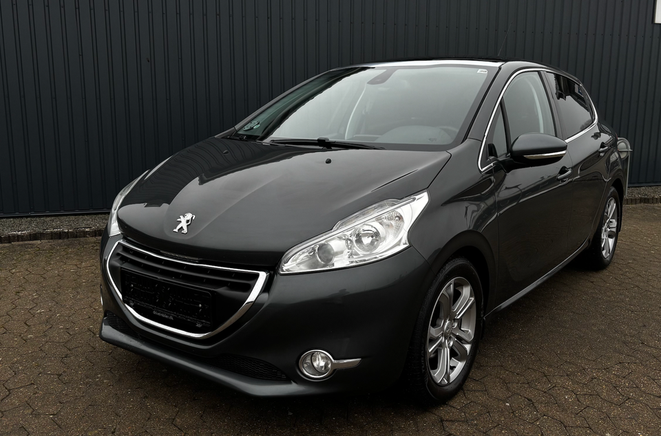 Peugeot 208 1,2 VTi Allure Sky 5d