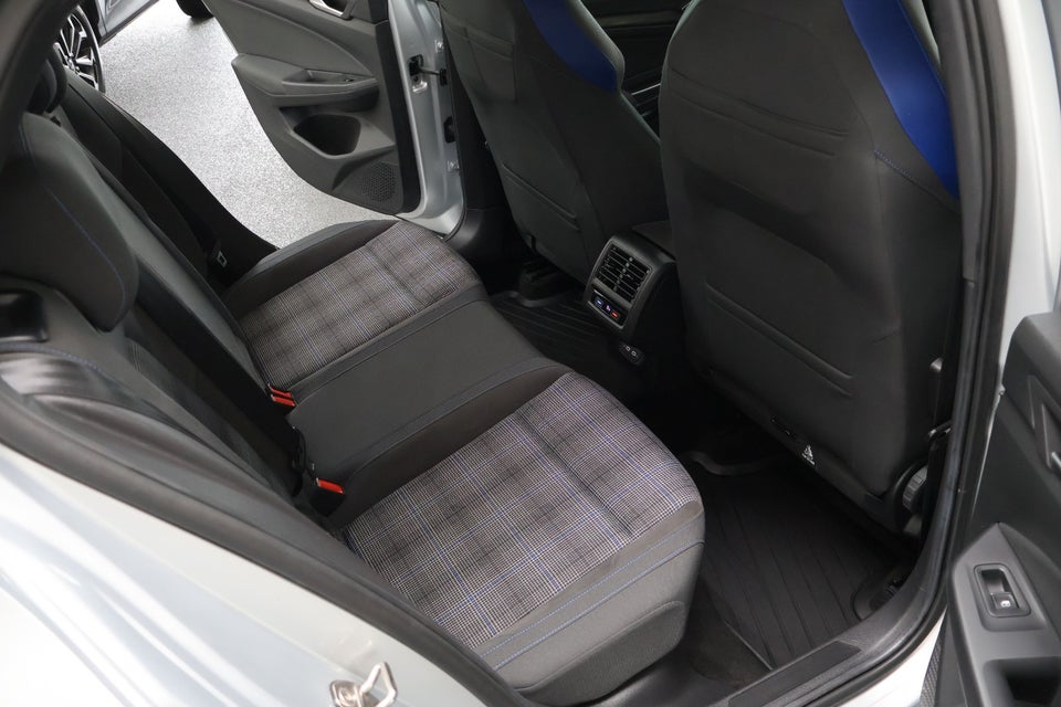 VW Golf VIII 1,4 GTE DSG 5d