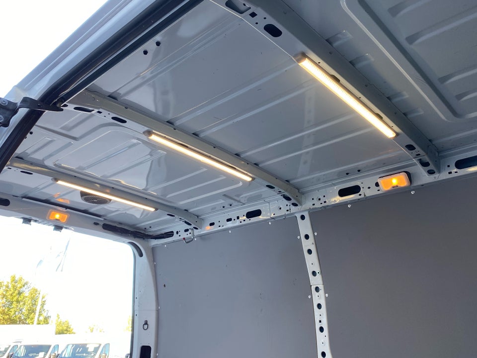 Renault Master III T33 2,3 dCi 145 L2H2 Kassevogn