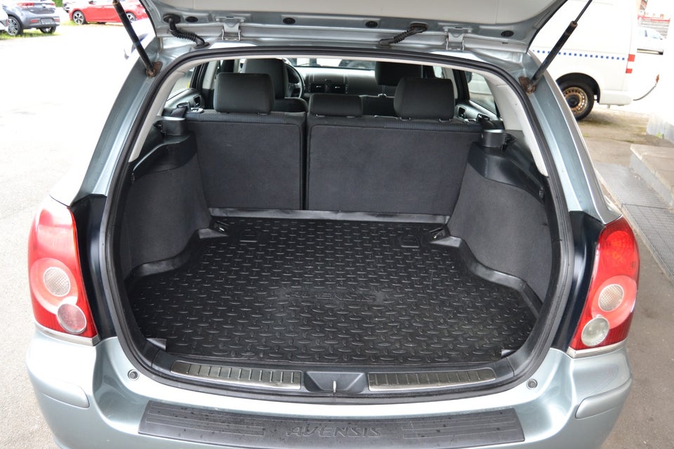 Toyota Avensis 2,0 VVT-i Executive stc. 5d