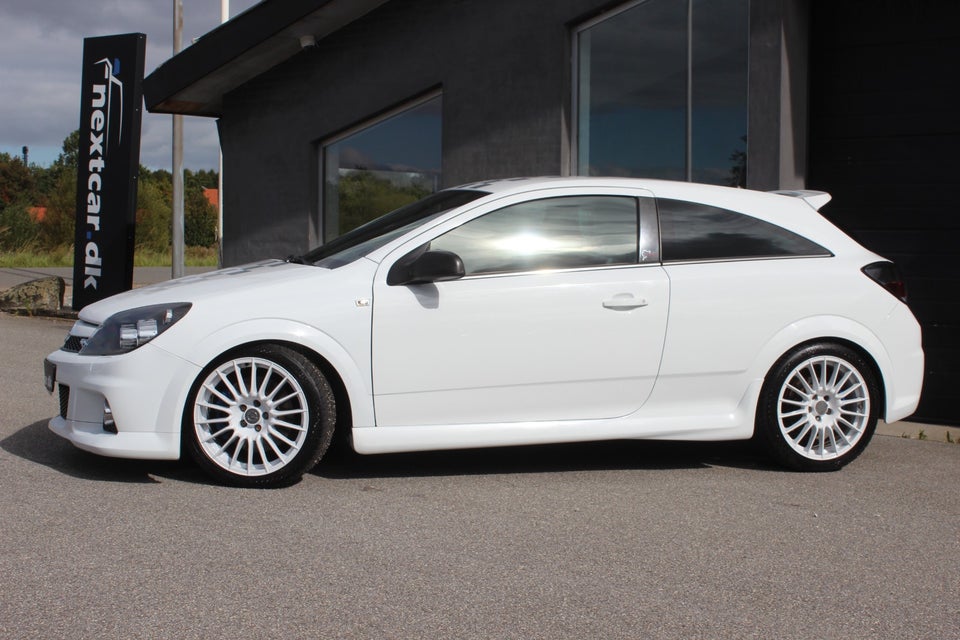 Opel Astra 2,0 OPC Nürburgring Editon GTC 3d
