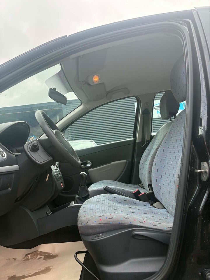 Renault Clio III 1,2 16V Authentique 5d