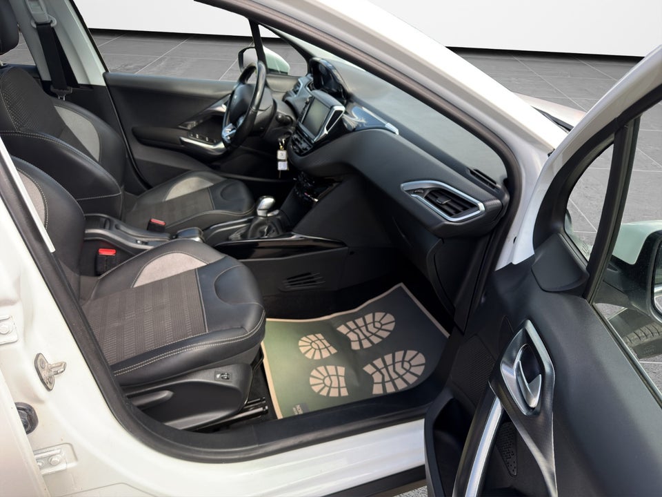 Peugeot 2008 1,2 e-THP 110 Allure Sky 5d