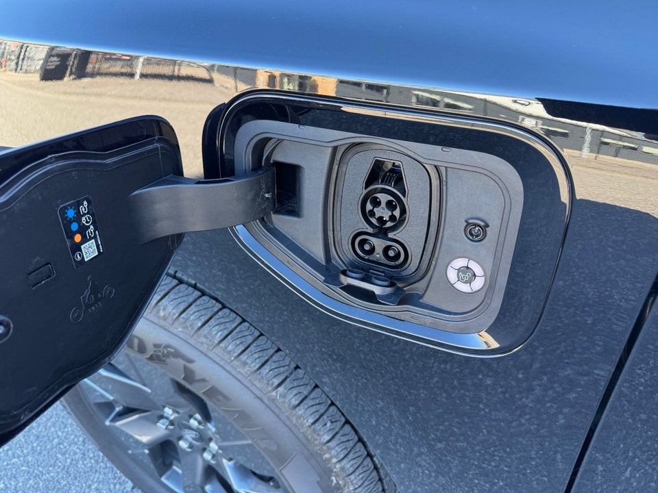 Ford F-150 131 Lightning Lariat Extended Range 4d