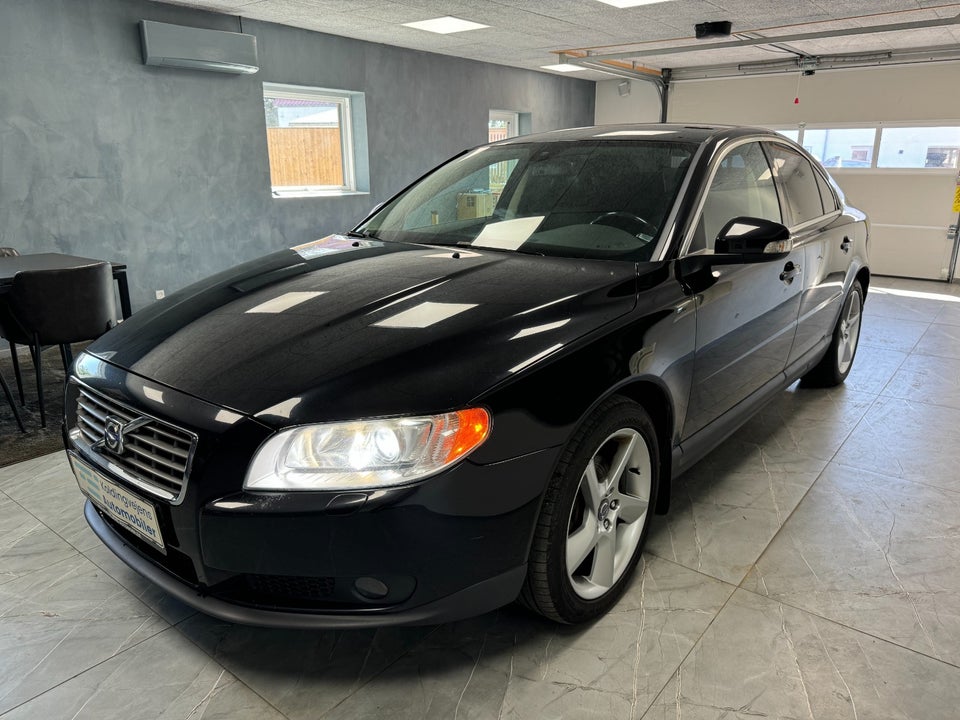 Volvo S80 2,5 T Momentum 4d