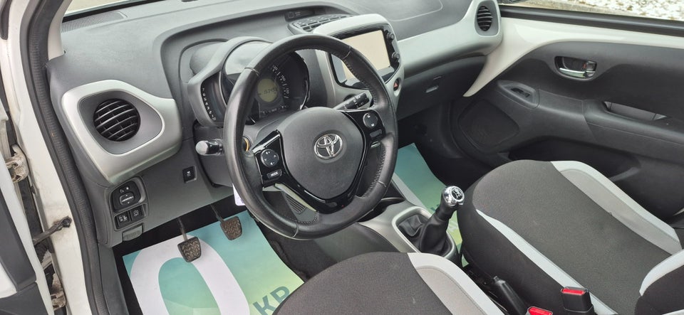 Toyota Aygo 1,0 VVT-i x-wave Sky 5d