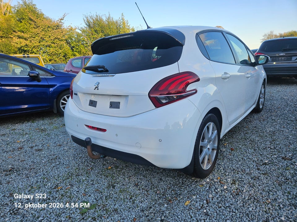 Peugeot 208 1,2 VTi 82 Signature Sky 5d