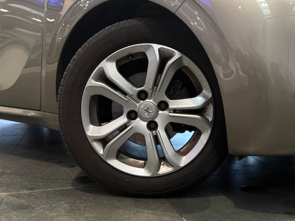 Peugeot 208 1,2 VTi Allure Sky 5d