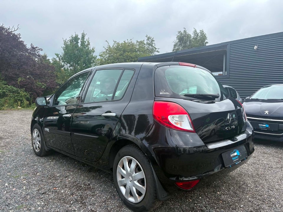 Renault Clio III 1,2 16V Authentique 5d