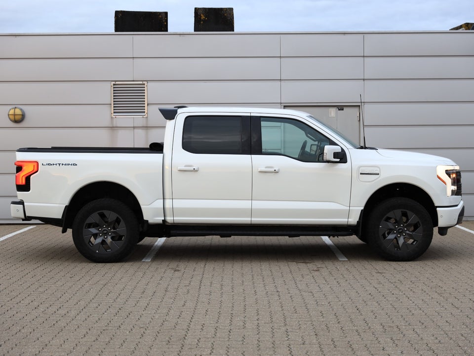 Ford F-150 Lightning Lariat Standard Range 4d