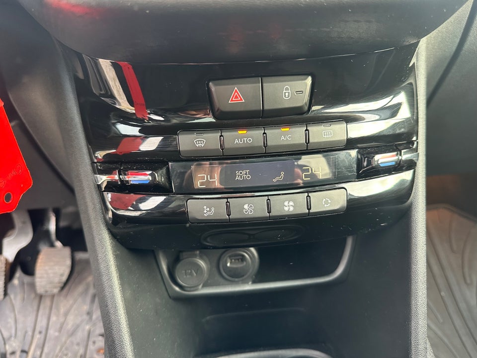 Peugeot 208 1,2 VTi 82 Signature Sky 5d