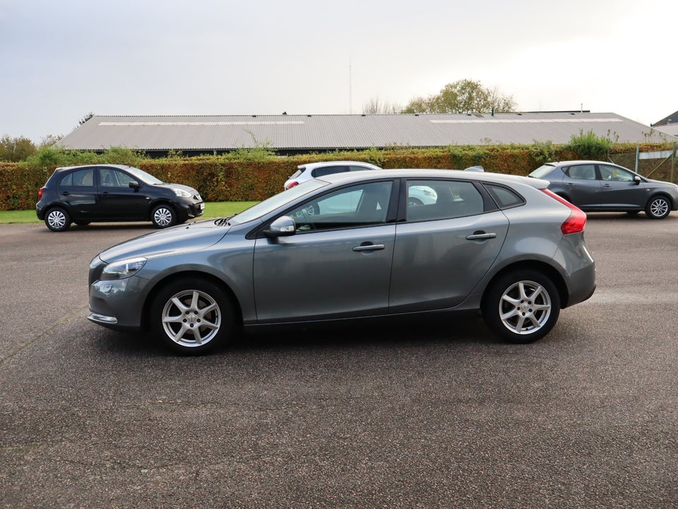 Volvo V40 2,0 D2 120 Momentum Eco 5d