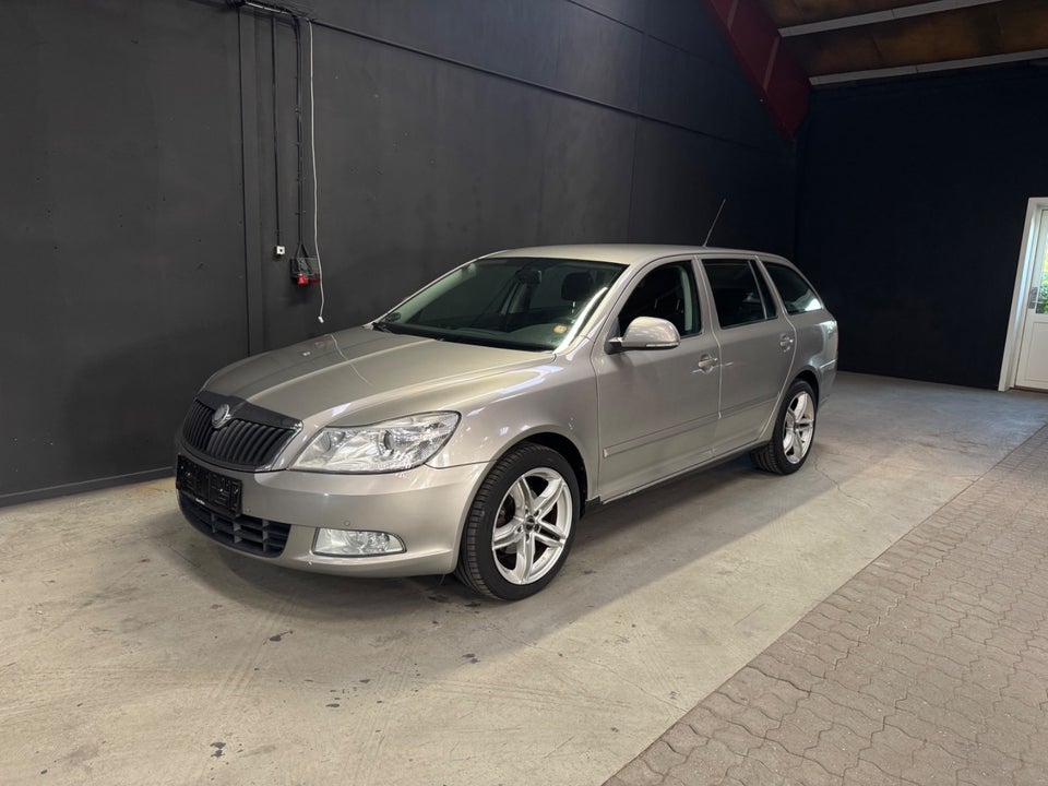 Skoda Octavia 1,6 TDi 105 Elegance Combi 5d
