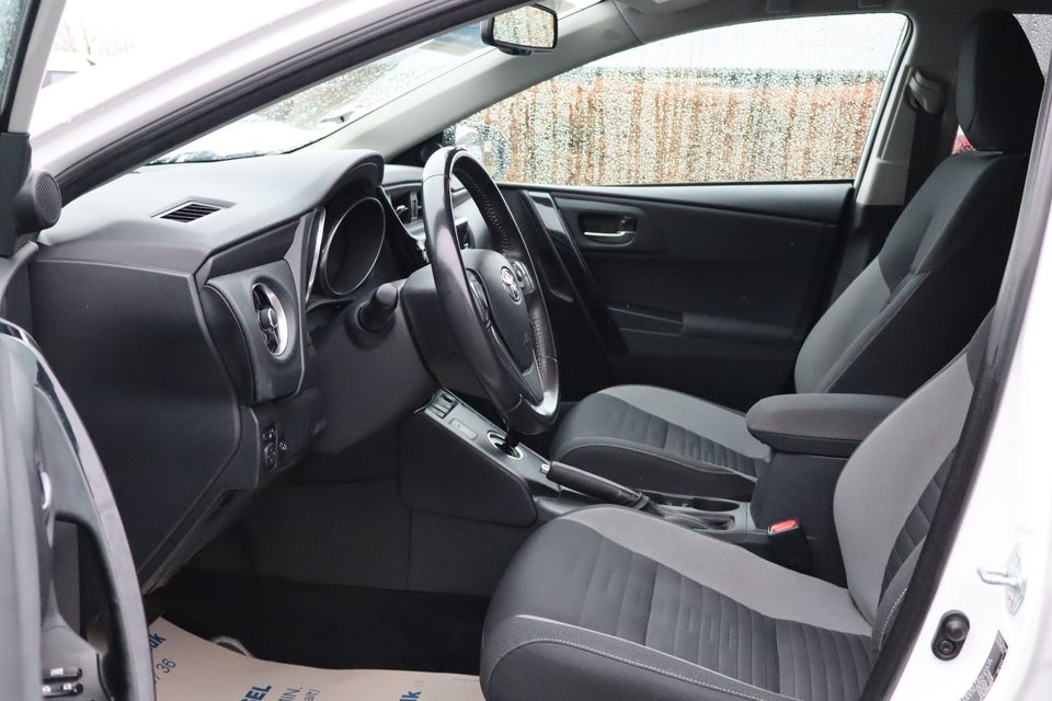 Toyota Auris 1,8 Hybrid Executive CVT 5d