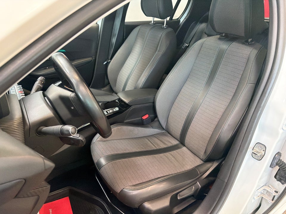 Peugeot 208 1,2 PureTech 100 Allure Sky 5d