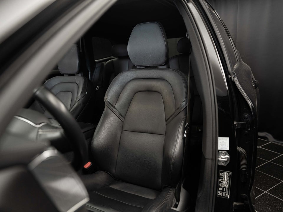Volvo XC60 2,0 D5 235 R-Design aut. AWD 5d