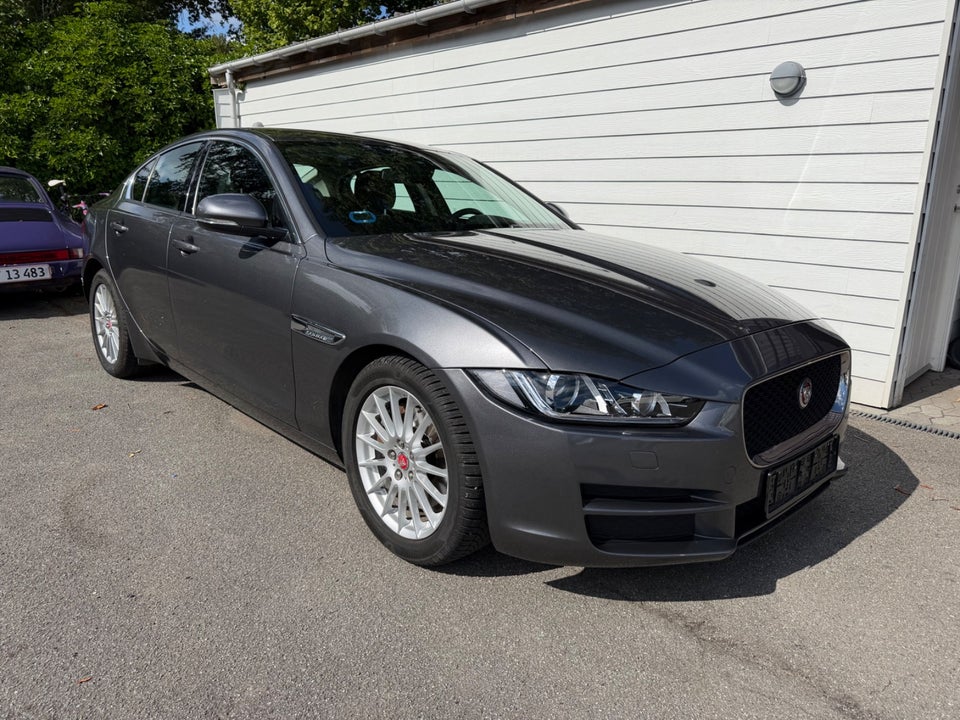 Jaguar XE 2,0 D163 Pure 4d