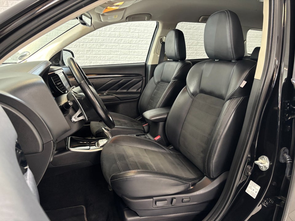 Mitsubishi Outlander 2,4 PHEV Limited CVT 4WD 5d