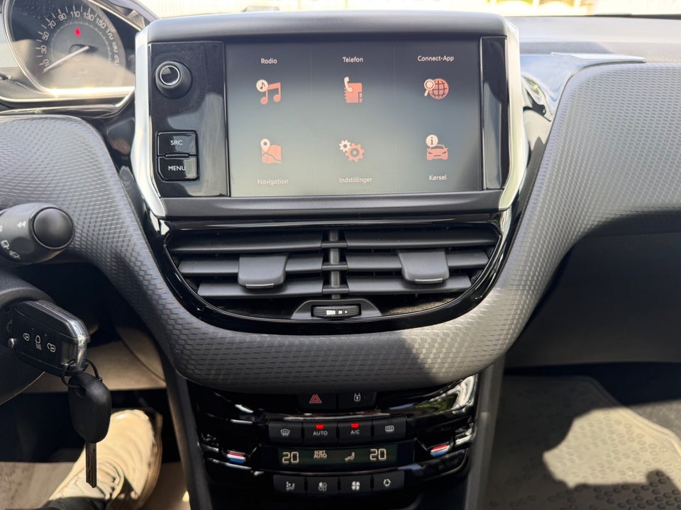 Peugeot 2008 1,2 e-THP 110 Allure Sky EAT6 5d