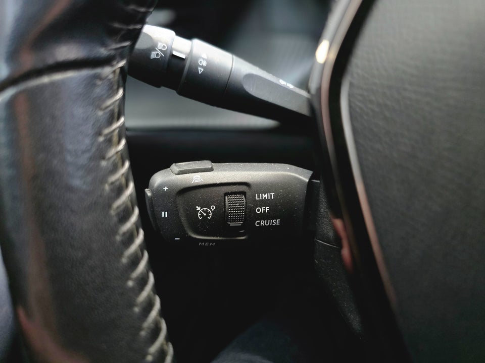Peugeot 2008 1,2 PureTech 100 Allure Pack 5d