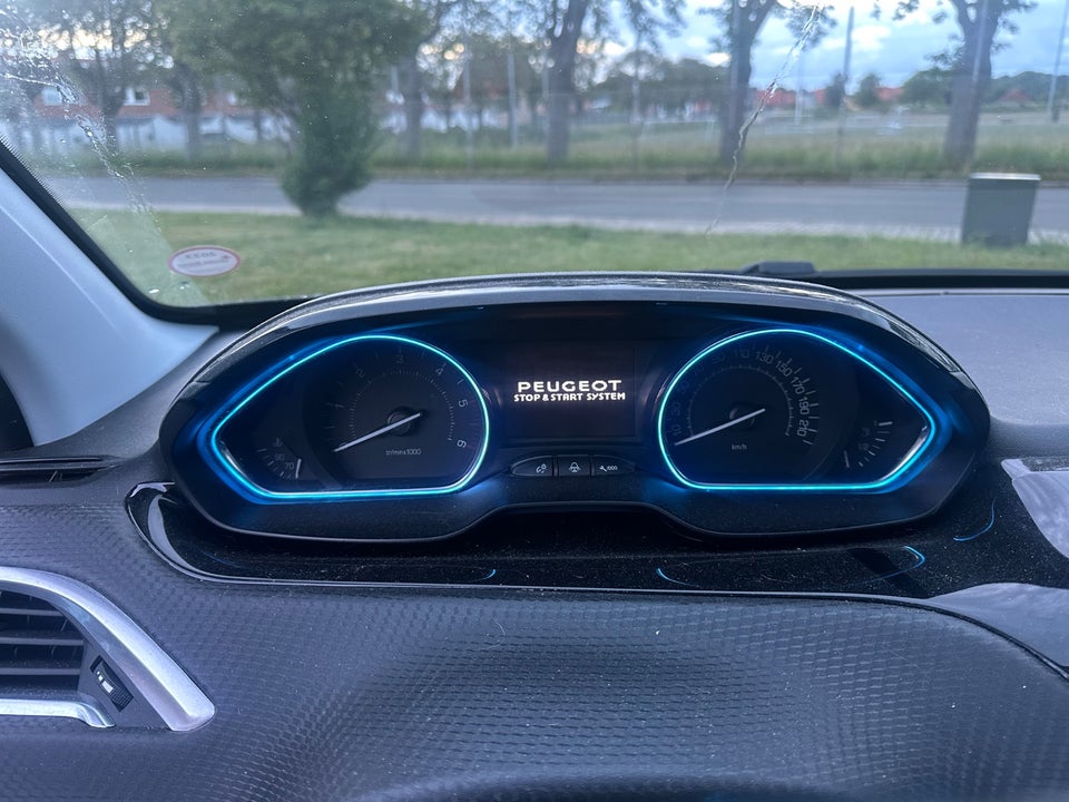 Peugeot 2008 1,6 BlueHDi 100 Allure Sky 5d